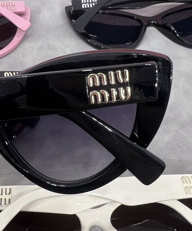 Blue light blocking sunglasses with the box and case ,G25-2063-2067