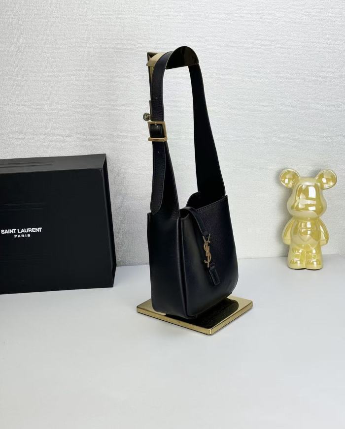 Leather bag ,5A ,size 16*15*7cm,no box,  B98-176