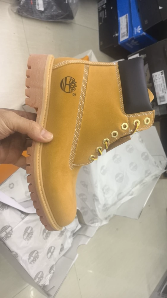 Waterproof and durable outdoor leather boots,with box, the boots run a size large, size 36-46.SS80-116-121