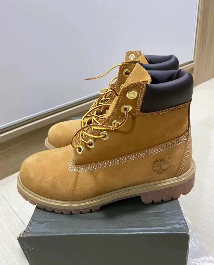 Waterproof and durable outdoor leather boots,with box, the boots run a size large, size 36-46.SS80-116-121