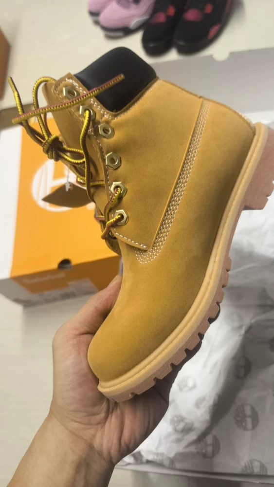 Waterproof and durable outdoor leather boots,with box, the boots run a size large, size 36-46.SS80-116-121