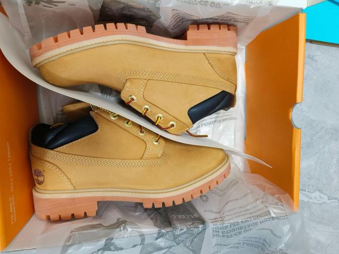 Waterproof and durable outdoor leather boots,with box, the boots run a size large, size 36-46.SS80-116-121