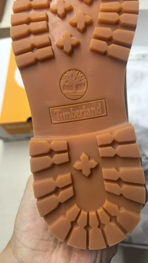 Waterproof and durable outdoor leather boots,with box, the boots run a size large, size 36-46.SS80-116-121