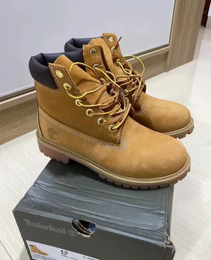 Waterproof and durable outdoor leather boots,with box, the boots run a size large, size 36-46.SS80-116-121