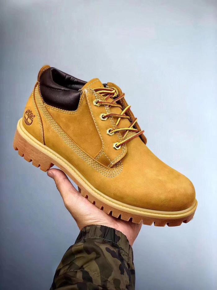 Waterproof and durable outdoor leather boots,with box, the boots run a size large, size 36-46.SS80-116-121