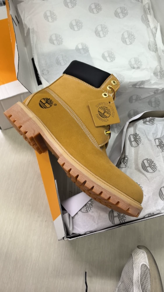 Waterproof and durable outdoor leather boots,with box, the boots run a size large, size 36-46.SS80-116-121