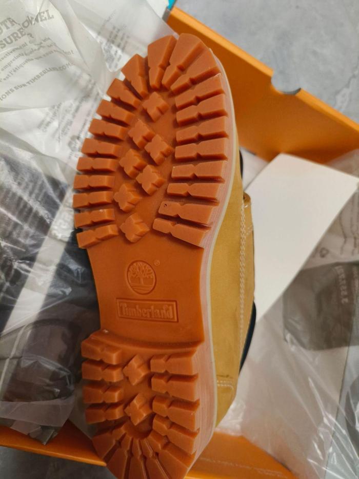 Waterproof and durable outdoor leather boots,with box, the boots run a size large, size 36-46.SS80-116-121