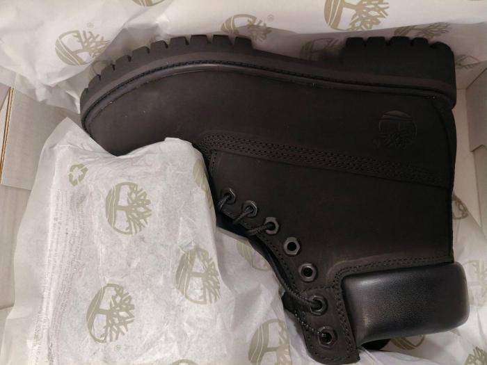 Waterproof and durable outdoor leather boots,with box, the boots run a size large, size 36-46.SS80-116-121