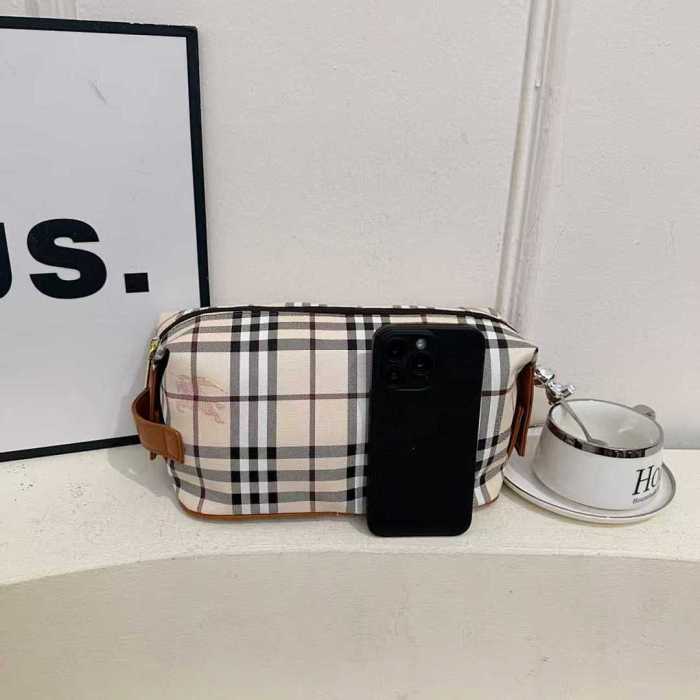 PU leather cosmetic bag ，AA quality，size 26x14x14cm,B17-2