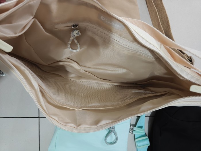 Canvas handbag，AA quality，size 40x19x11cm,B20-32-35