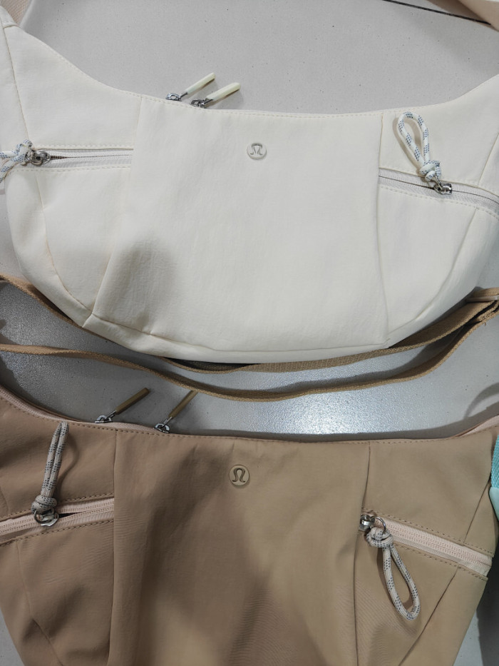 Canvas handbag，AA quality，size 40x19x11cm,B20-32-35