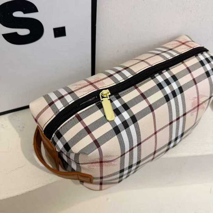 PU leather cosmetic bag ，AA quality，size 26x14x14cm,B17-2