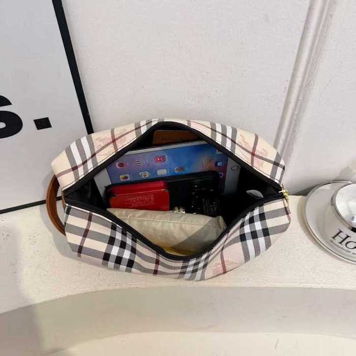 PU leather cosmetic bag ，AA quality，size 26x14x14cm,B17-2