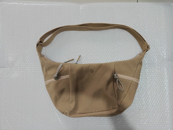 Canvas handbag，AA quality，size 40x19x11cm,B20-32-35
