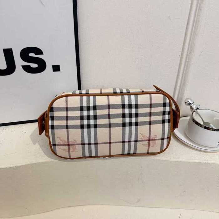 PU leather cosmetic bag ，AA quality，size 26x14x14cm,B17-2