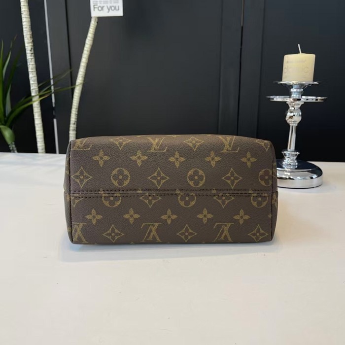 PU leather bag ,AA quality, size 25x16x12cm,no box,  B30-121-127