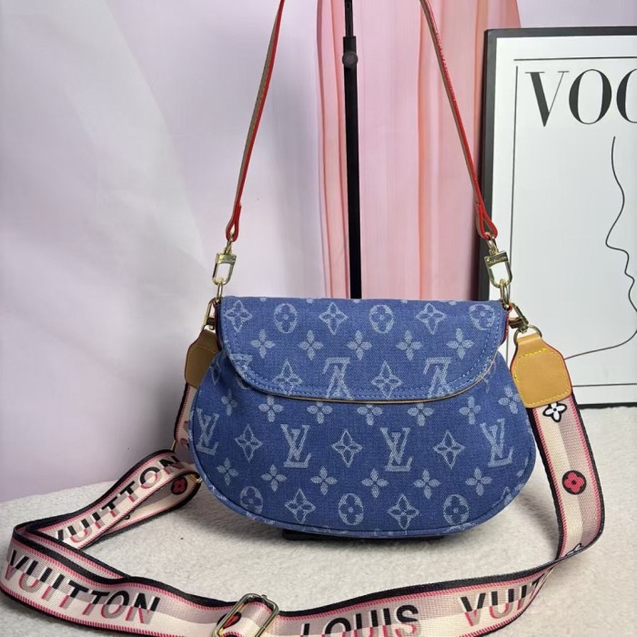 PU leather bag ,AA quality, size 26x17.5x7cm,no box,  B30-210-213