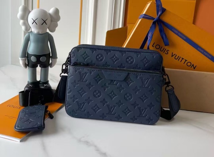 Leather bag ,size 25*7*18.5cm, 4A ,no box,  B98-83