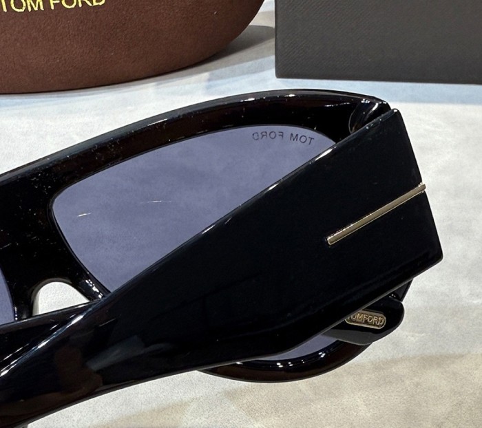 Blue light blocking sunglasses with the box and case ,G25-2127-2136