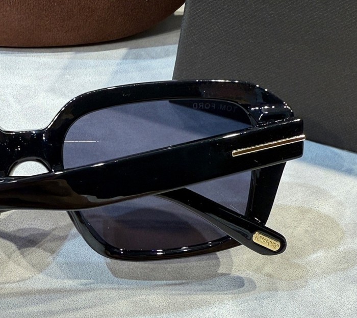 Blue light blocking sunglasses with the box and case ,G25-2155-2163