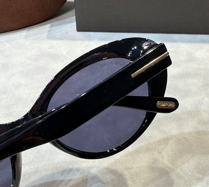 Blue light blocking sunglasses with the box and case ,G25-2137-2145