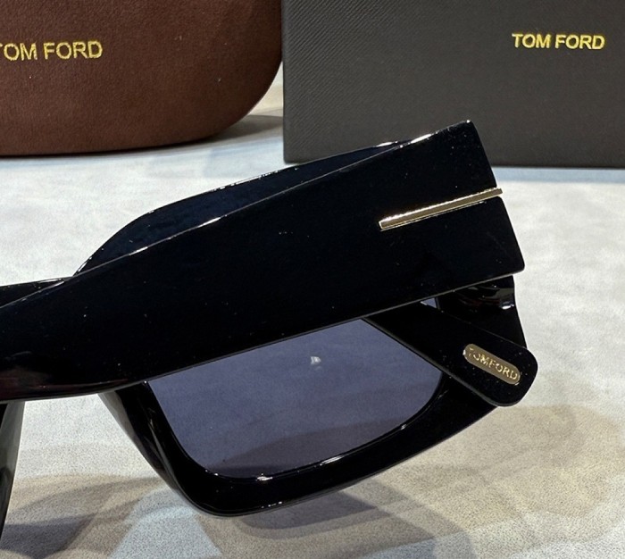 Blue light blocking sunglasses with the box and case ,G25-2164-2172