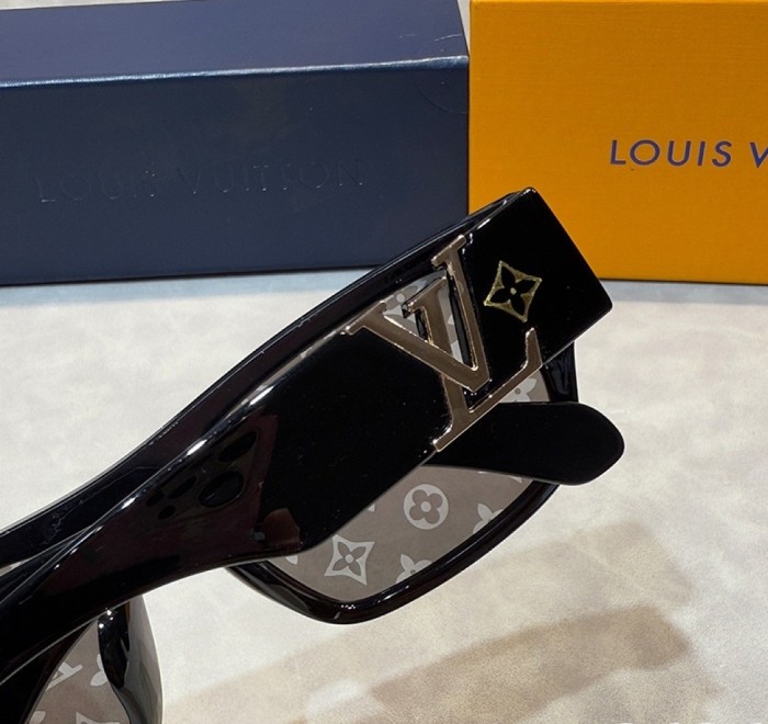 Blue light blocking sunglasses with the box and case ,G25-2931-2936