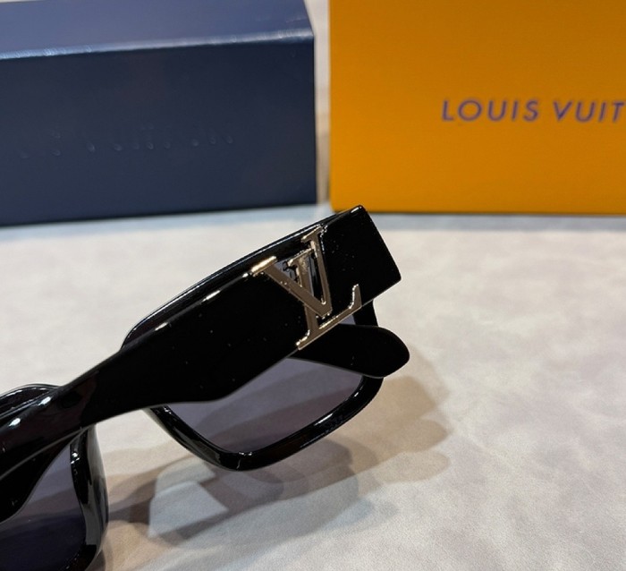 Blue light blocking sunglasses with the box and case ,G25-2944-2949