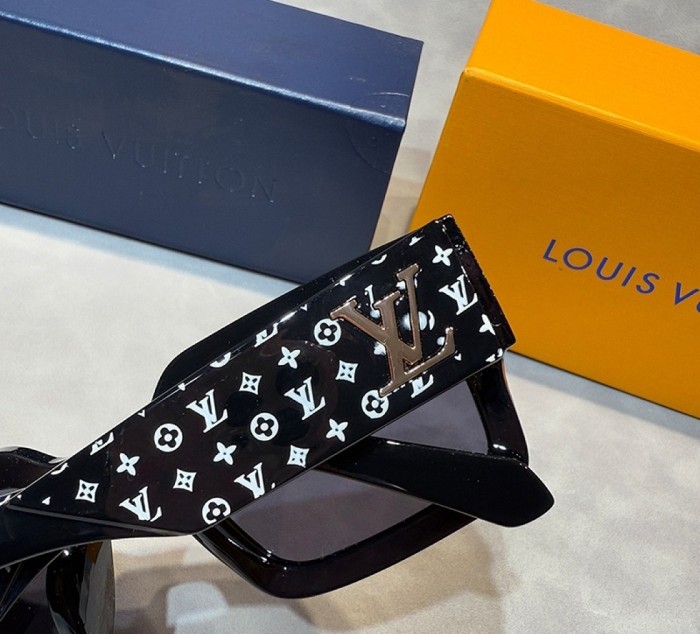Blue light blocking sunglasses with the box and case ,G25-2937-2943