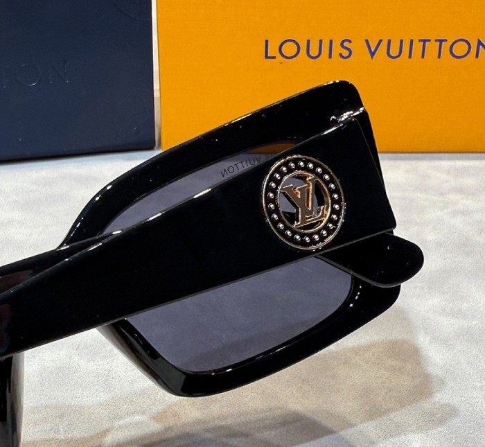 Blue light blocking sunglasses with the box and case ,G25-2965-2972