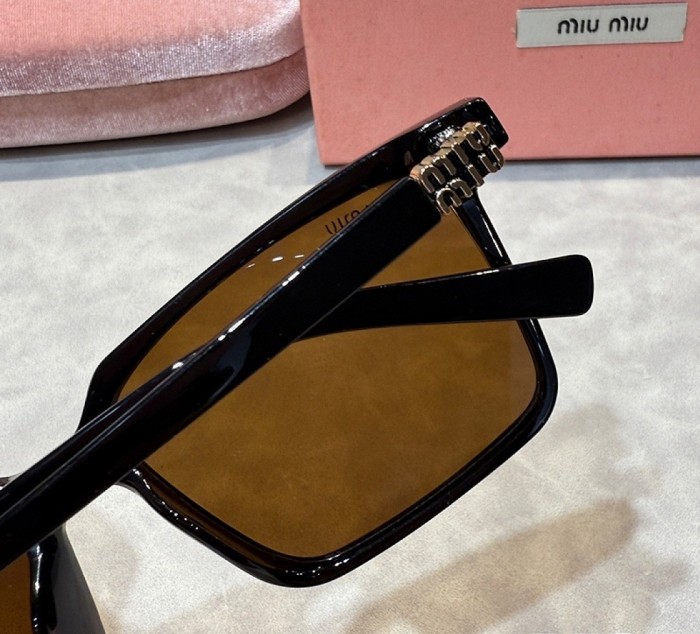 Blue light blocking sunglasses with the box and case ,G25-3067-3074