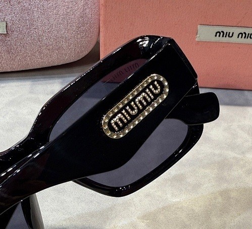Blue light blocking sunglasses with the box and case ,G25-3075-3080