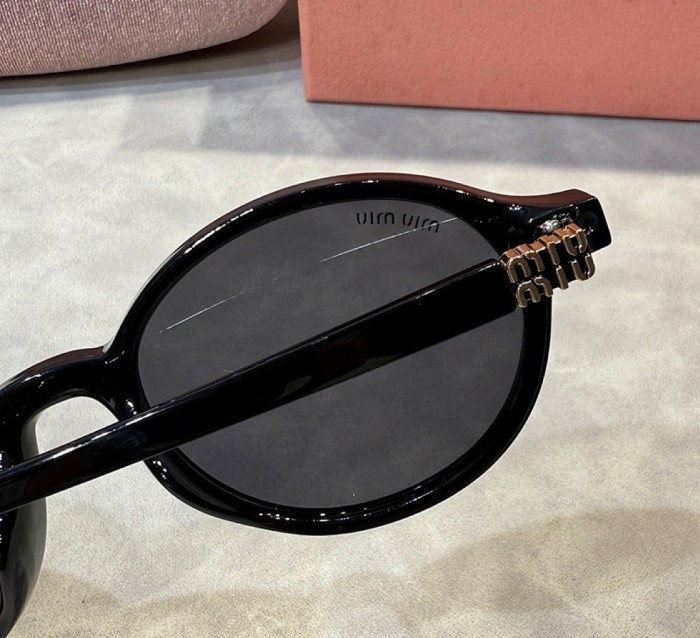 Blue light blocking sunglasses with the box and case ,G25-3081-3089