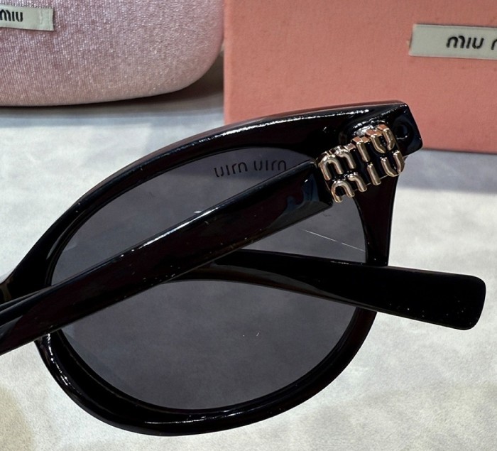 Blue light blocking sunglasses with the box and case ,G25-3090-3098