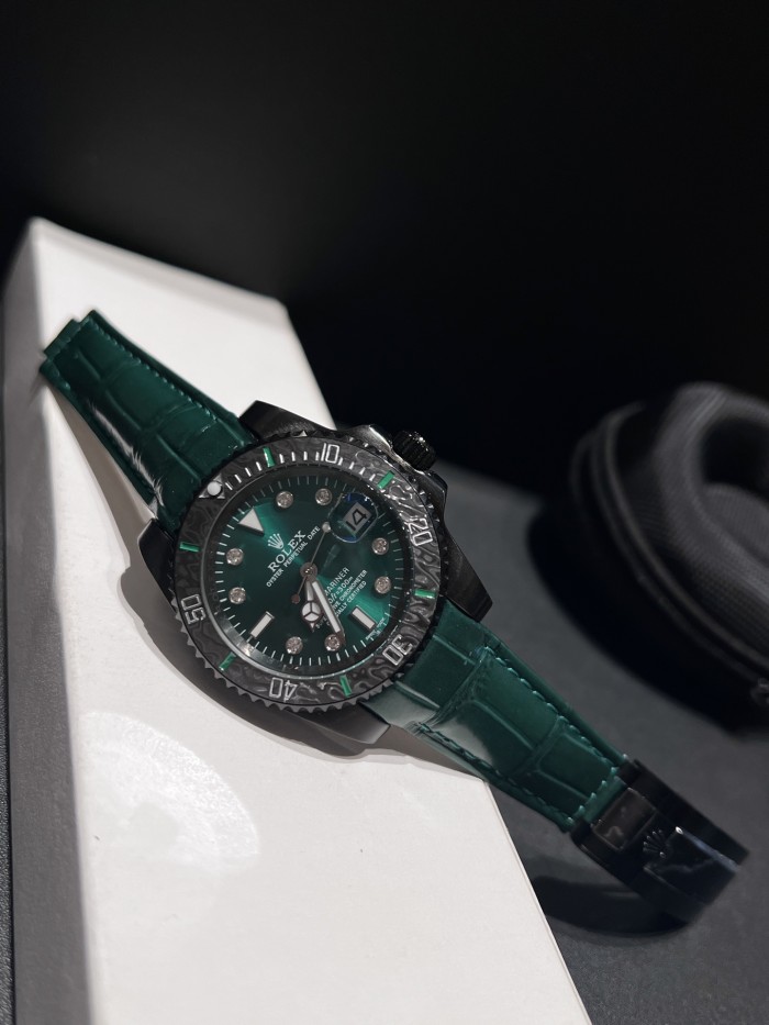 8215 Fully automatic imported mechanical movement watch,904L stainless steel，Mineral scratch-resistant mirror glass，with box, size 40mm，WT220-21-25