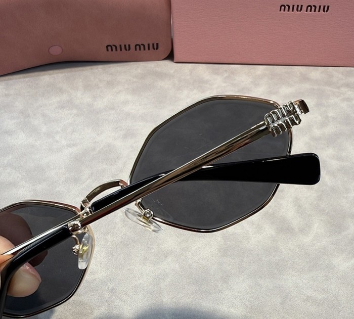 Blue light blocking sunglasses with the box and case ,G25-2238-2243