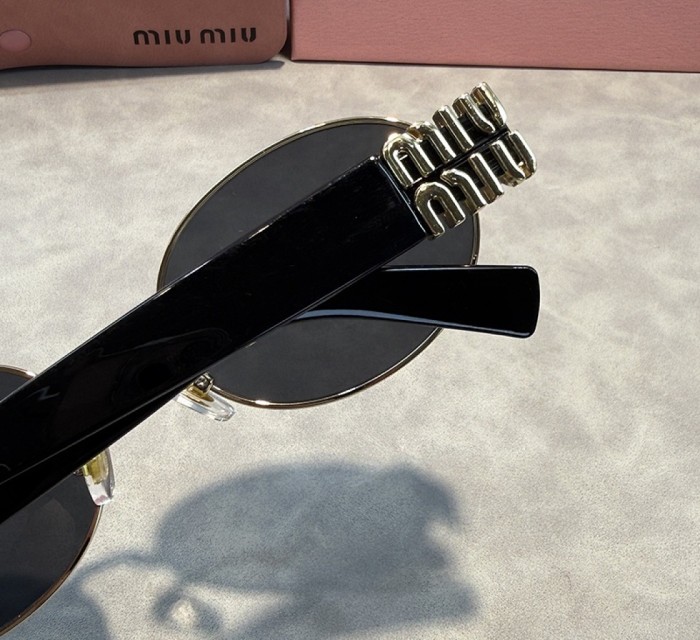 Blue light blocking sunglasses with the box and case ,G25-2232-2237
