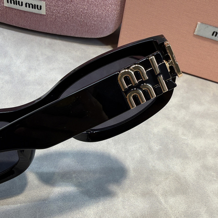 Blue light blocking sunglasses with the box and case ,G25-3199-3206