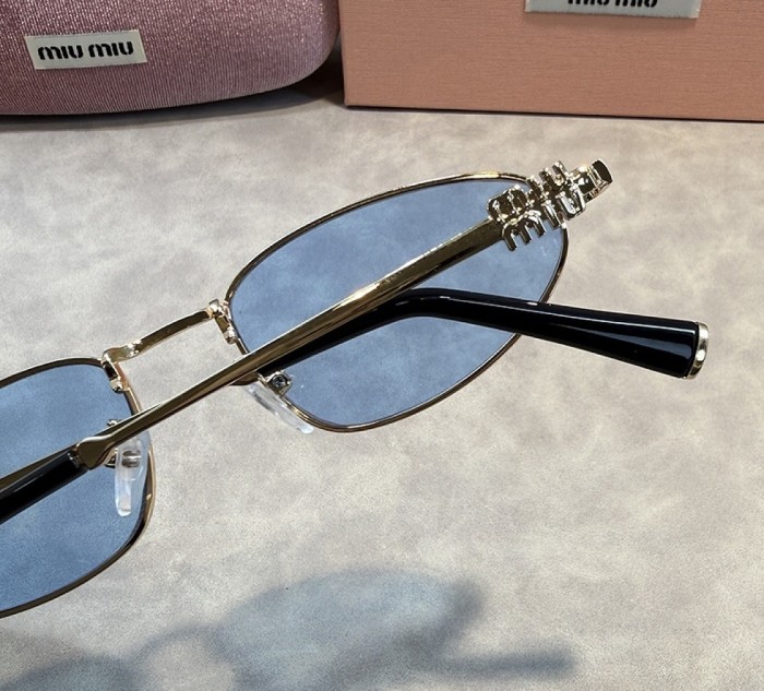 Blue light blocking sunglasses with the box and case ,G25-3187-3192