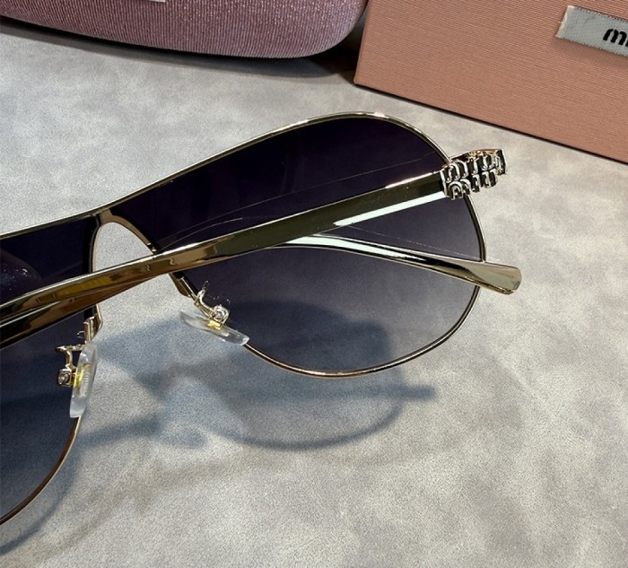 Blue light blocking sunglasses with the box and case ,G25-3193-3198