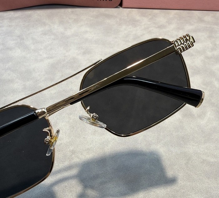 Blue light blocking sunglasses with the box and case ,G25-2244-2249