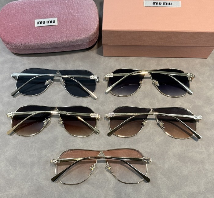 Blue light blocking sunglasses with the box and case ,G25-3193-3198