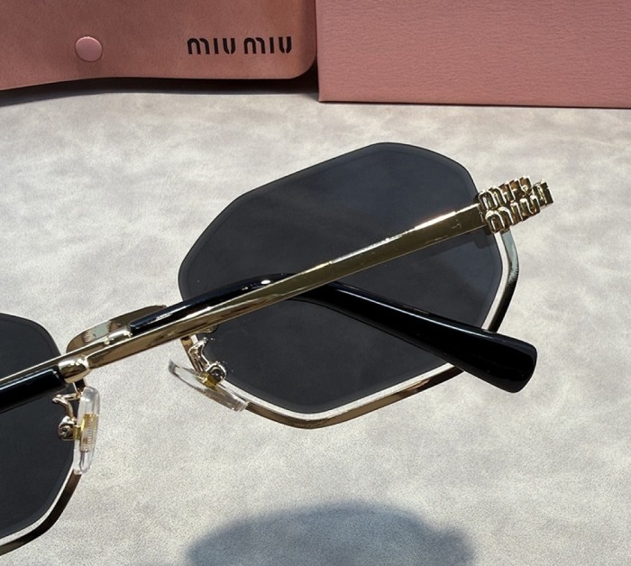 Blue light blocking sunglasses with the box and case ,G25-2256-2262