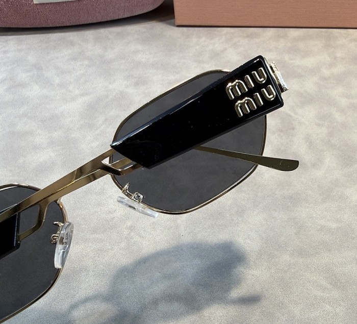 Blue light blocking sunglasses with the box and case ,G25-3174-3179