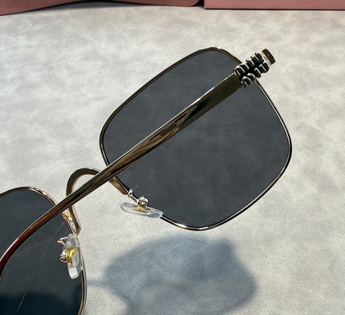 Blue light blocking sunglasses with the box and case ,G25-3161-3167