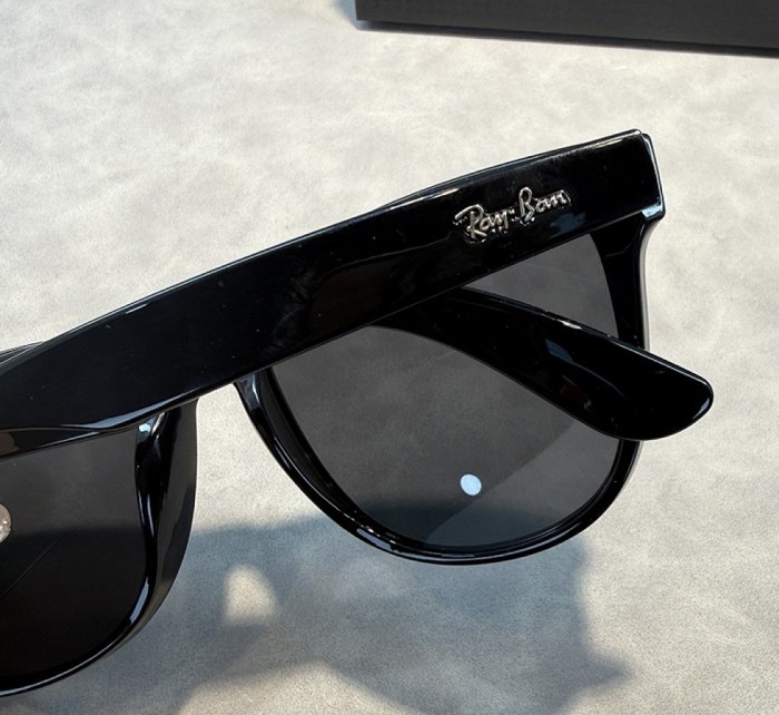 Blue light blocking sunglasses with the box and case ,G25-3383-3390