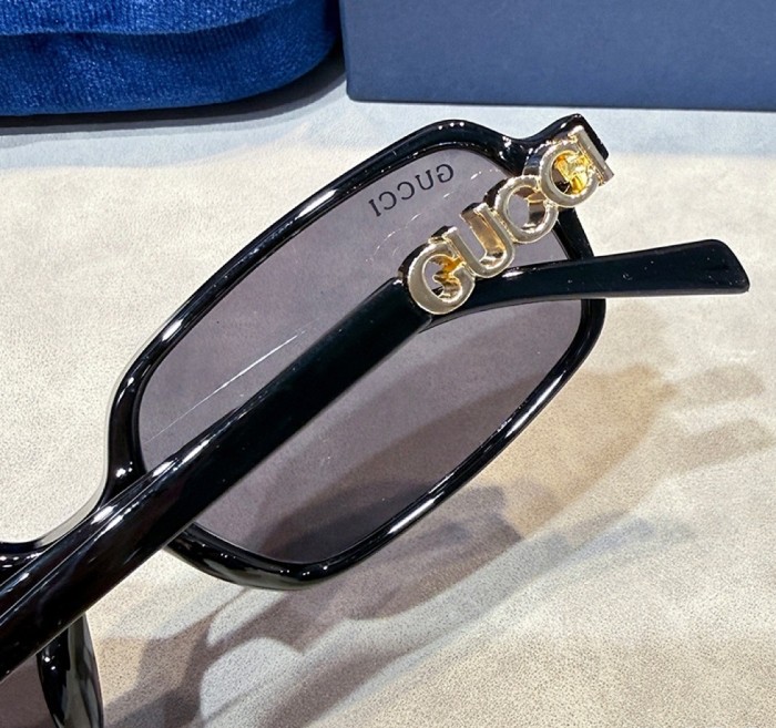 Blue light blocking sunglasses with the box and case ,G25-3479-3486