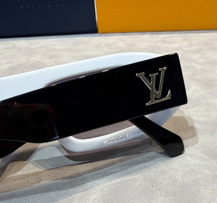 Blue light blocking sunglasses with the box and case ,G25-3543-3549