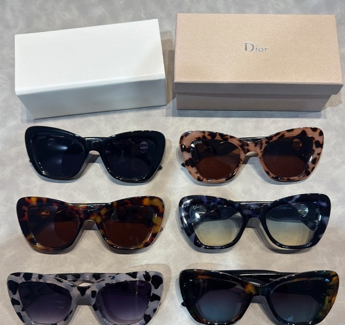 Blue light blocking sunglasses with the box and case ,G25-3550-3555