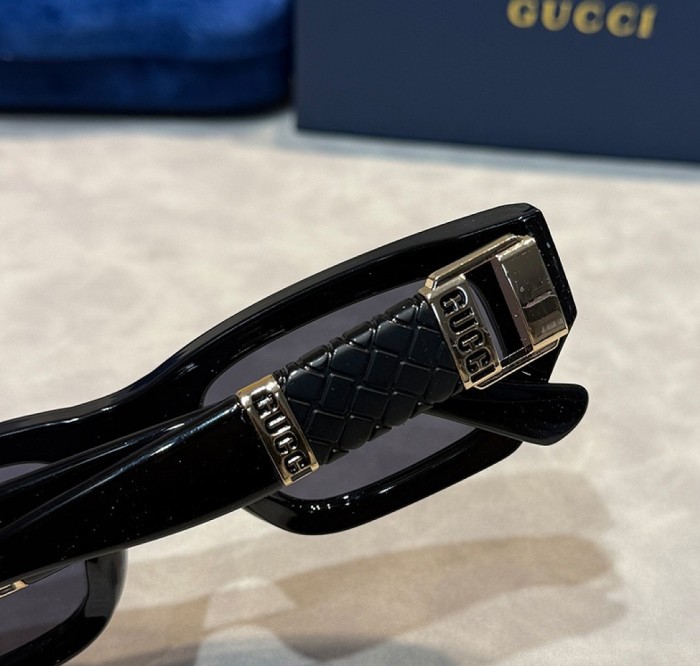Blue light blocking sunglasses with the box and case ,G25-3531-3536